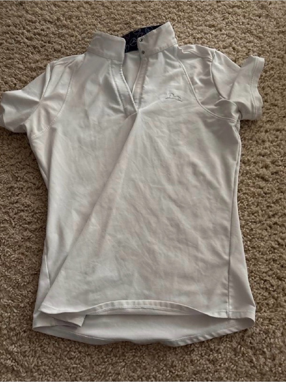White short sleeve show shirt